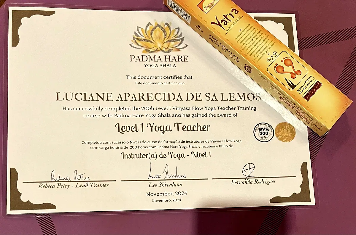 Certificado de formação de 200 horas em Vinyasa Flow Yoga da Padma Hare Yoga Shala, reconhecido pela Yoga Alliance